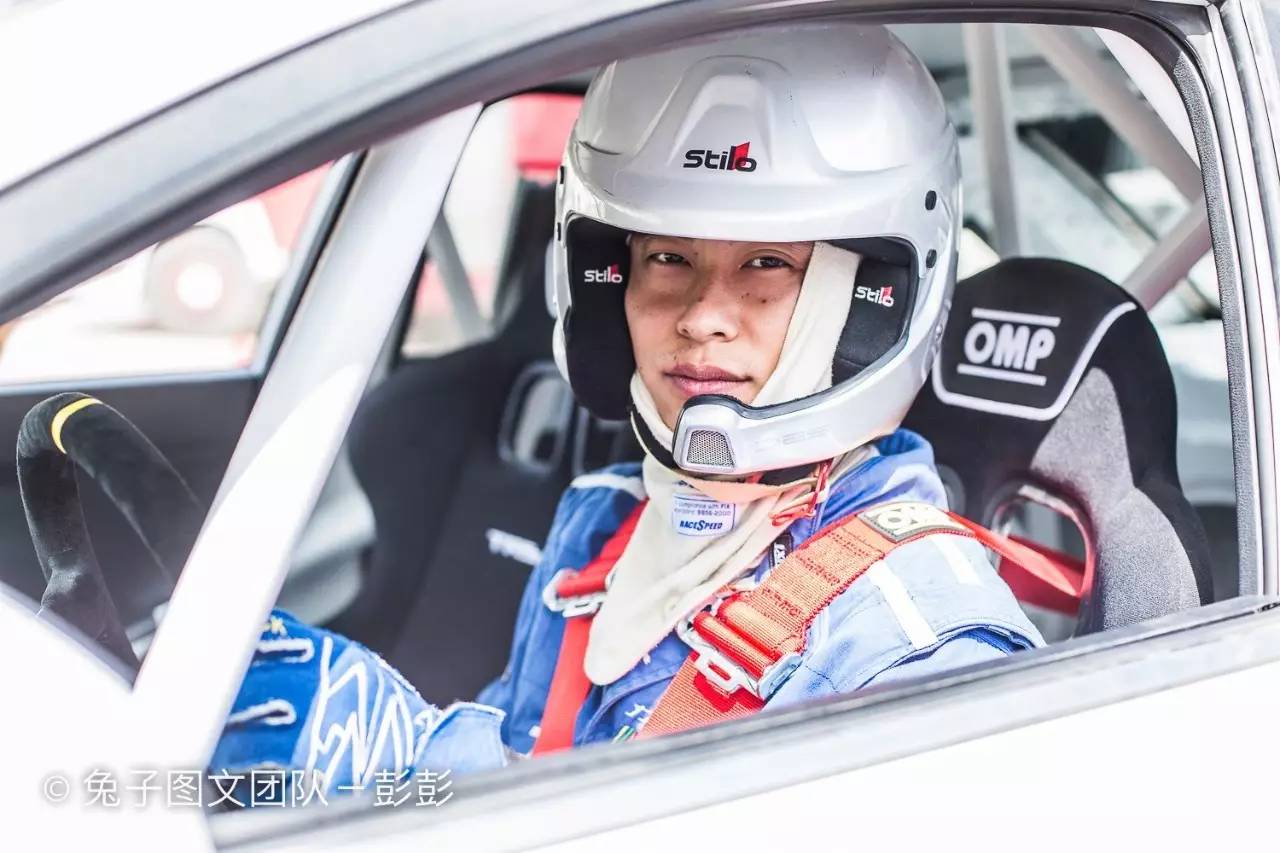 赛车起火老将遭遇赛道惊魂 美女车手巾帼不让须眉