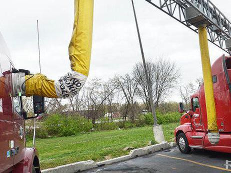 炎炎夏日想在服务区里睡个觉 美国卡车司机有这服务