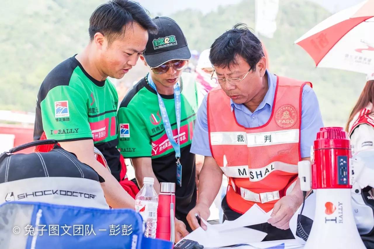 赛车起火老将遭遇赛道惊魂 美女车手巾帼不让须眉