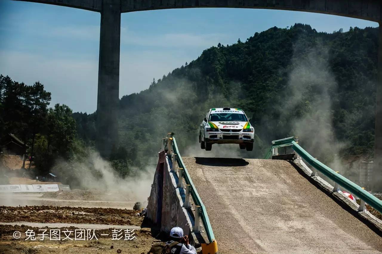 赛车起火老将遭遇赛道惊魂 美女车手巾帼不让须眉