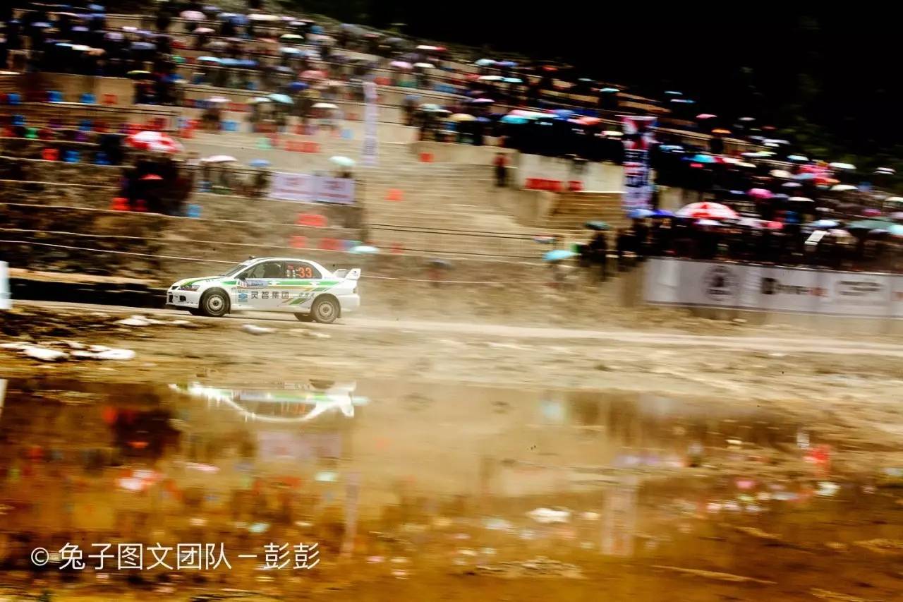 赛车起火老将遭遇赛道惊魂 美女车手巾帼不让须眉