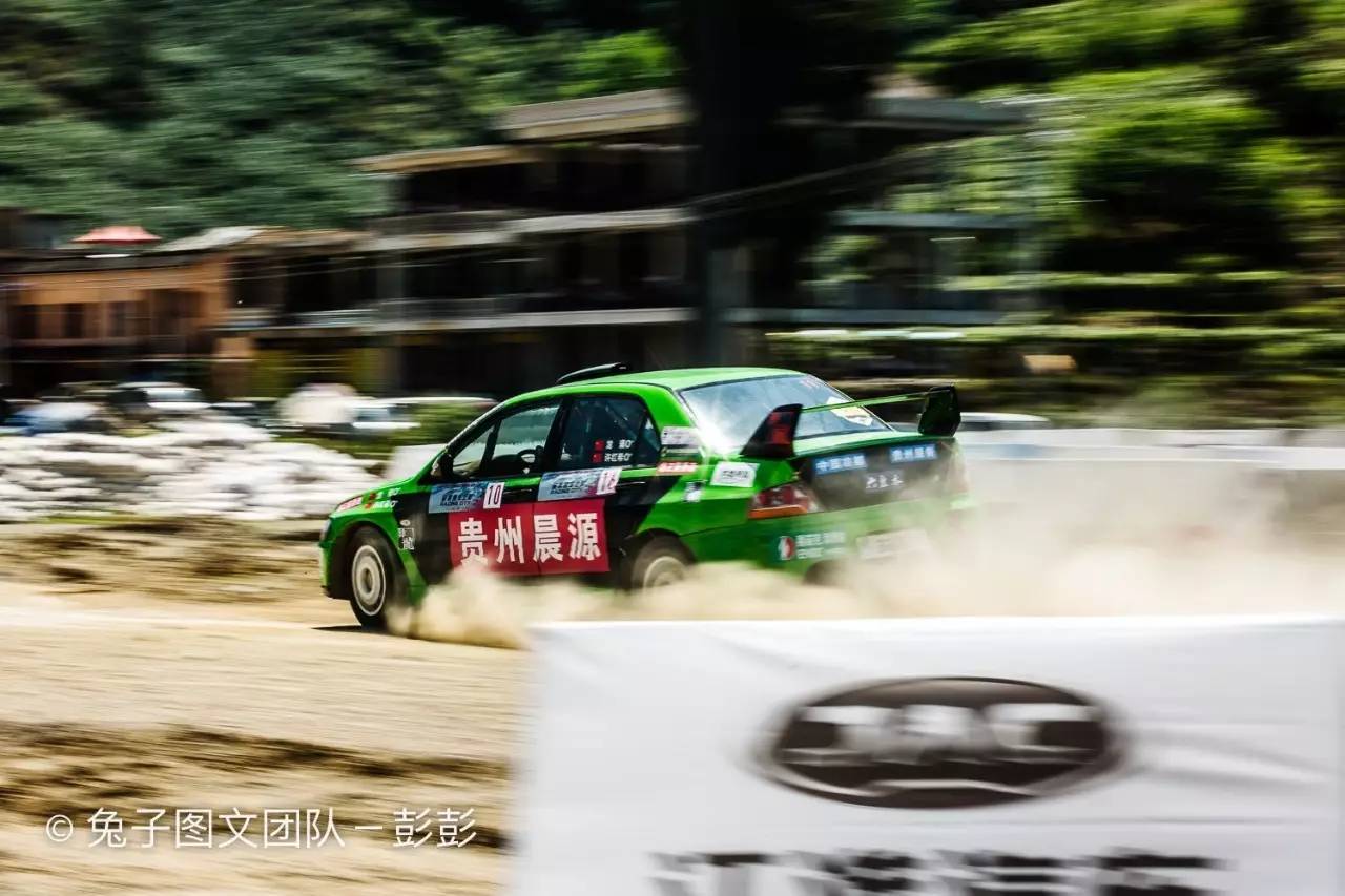 赛车起火老将遭遇赛道惊魂 美女车手巾帼不让须眉