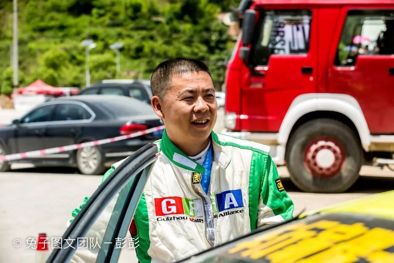 赛车起火老将遭遇赛道惊魂 美女车手巾帼不让须眉
