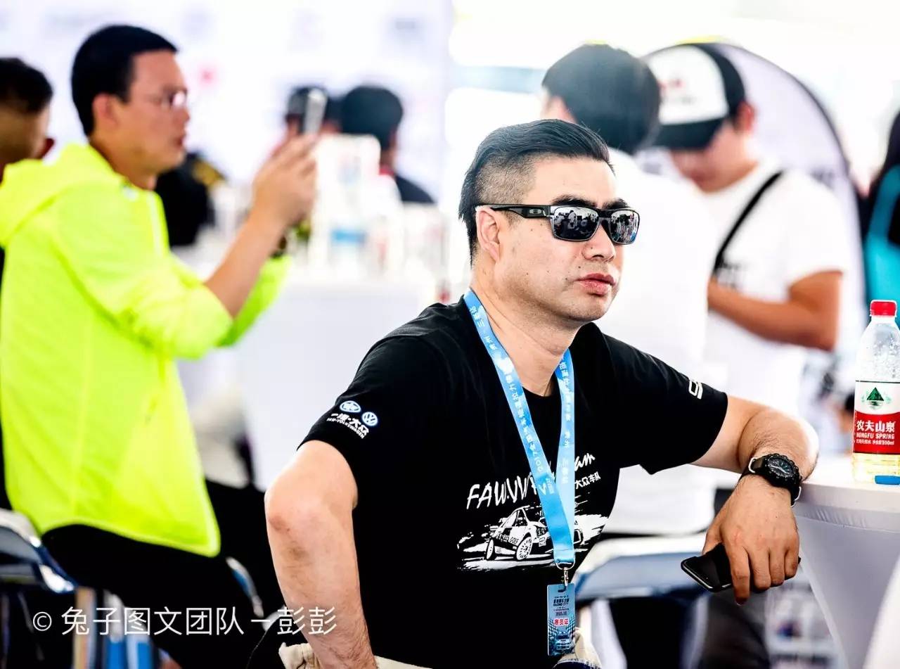 赛车起火老将遭遇赛道惊魂 美女车手巾帼不让须眉