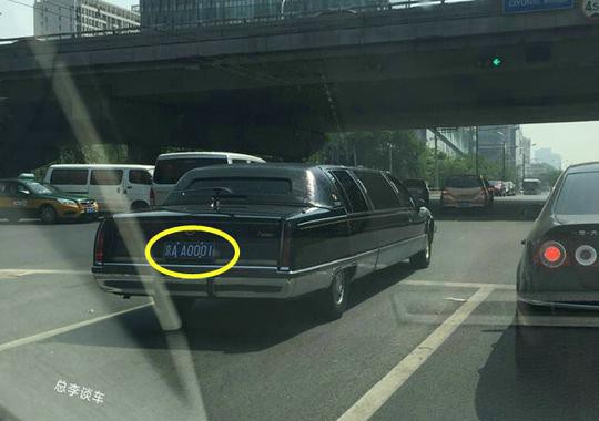 等红灯遇京AA0001，最牛国宾一号车，比迈巴赫大气