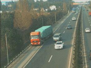 高速路上开慢车危害到底有多大，看了就知道！