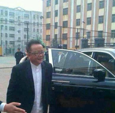 王刚的座驾，顶级豪车配专职司机，车牌仅次九五至尊