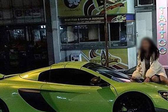 女子穿高跟爬上豪车拍照 车主怒斥