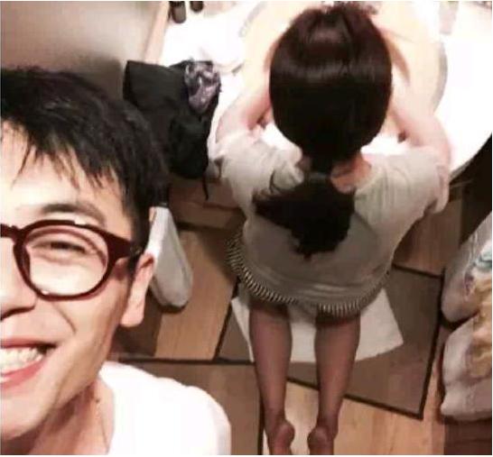 他是荧屏“十大硬汉”之一,跑车送老婆,座驾硬汉派