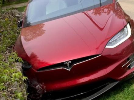 海外|特斯拉Model X创始人车型又事故中撞上石墙