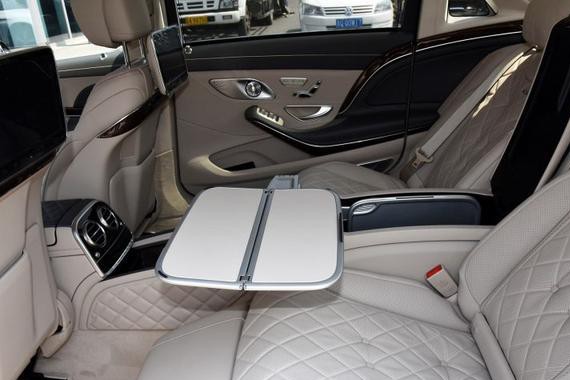 这车后排居然是两座，安迪你是怎么坐下去的？