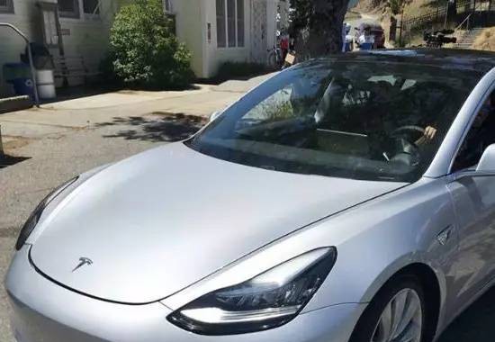 偶遇最便宜的特斯拉，内饰简单粗暴