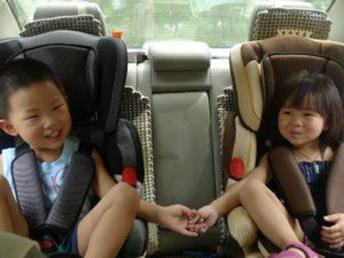 二胎放开：两个孩子坐车内哪最安全？