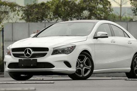 花20多万买辆奔驰CLA级入门车型，连日行灯都没有