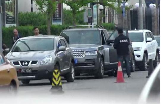 他是荧屏“十大硬汉”之一,跑车送老婆,座驾硬汉派