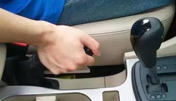 新司机4个开车姿势 一看就知道刚拿驾照