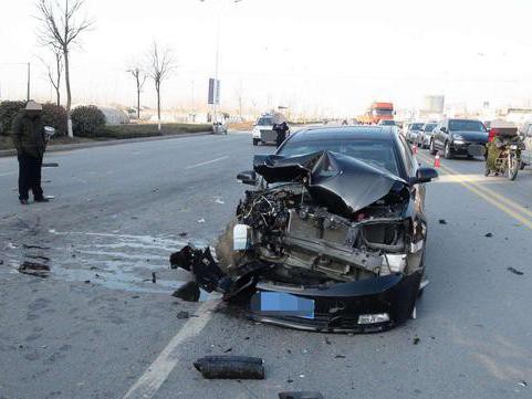 突然变道，后车来不及避让和杀停，撞出一团火花？