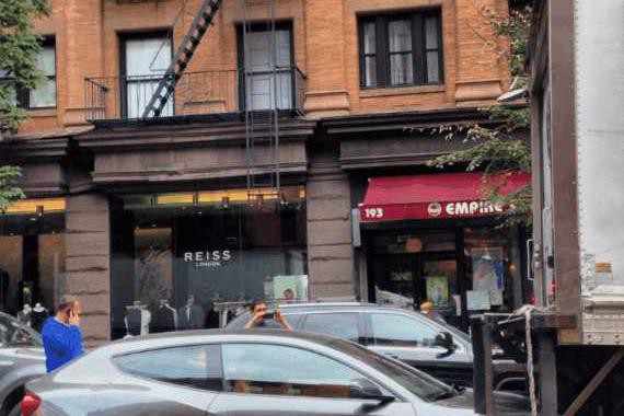 货车司机倒车撞到五百万豪车, 拉一年货赚钱也不够赔