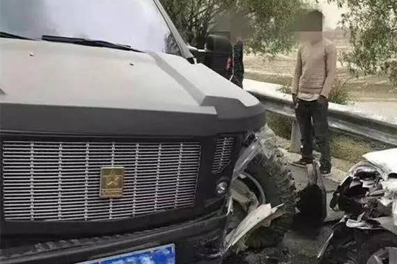 土豪被屌丝完爆！300万装甲车被10万元轿车撞断轴！