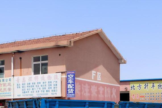 这里遍地都是中国特色的车型，前4后6、前4后4满街跑