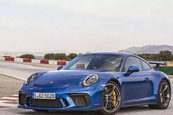 真恶霸来袭，在它面前，GT-R也只能乖乖让道