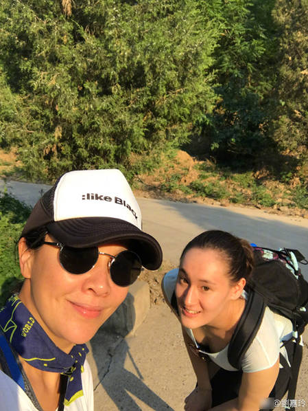 刘嘉玲素颜登山玩自拍 却被女友人身材抢了镜…（组图） - 1