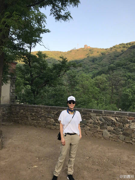 刘嘉玲素颜登山玩自拍 却被女友人身材抢了镜…（组图） - 3