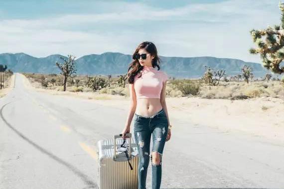 这些女人胸大有钱！但开这样的车，看来非常好撩！