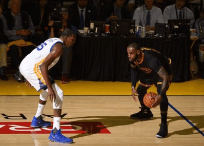 NBA总决赛两场下来,勇士队的核心不是库里,而