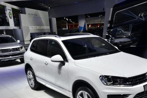 越野比奔驰G厉害，土豪花六十万用这款车买菜