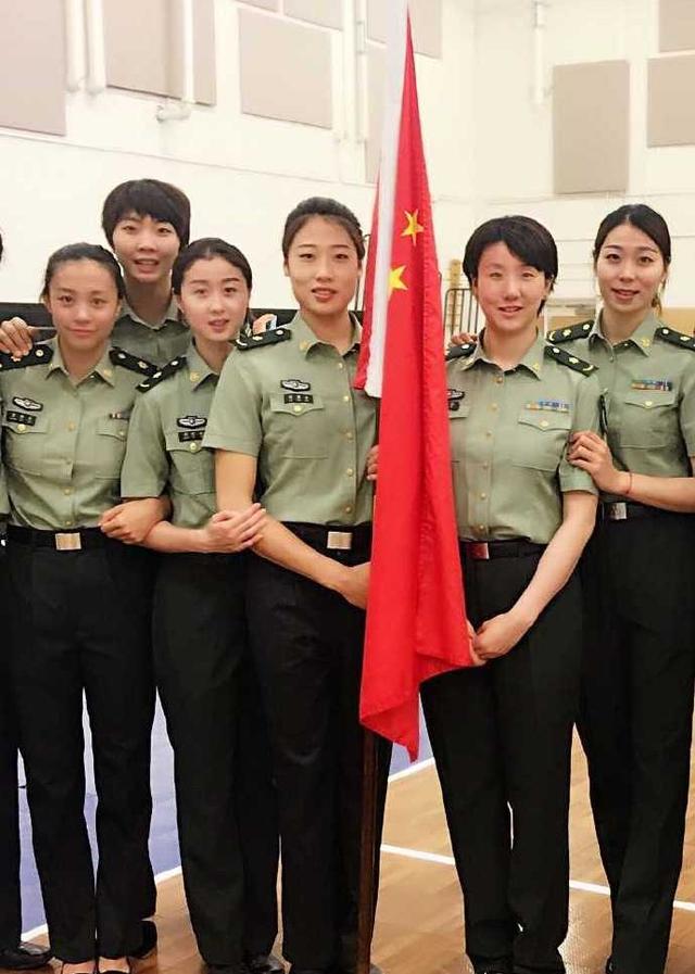 美!中国女排队员穿上军装,被盛赞英姿飒爽气质出众