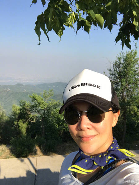 刘嘉玲素颜登山玩自拍 却被女友人身材抢了镜…（组图） - 2