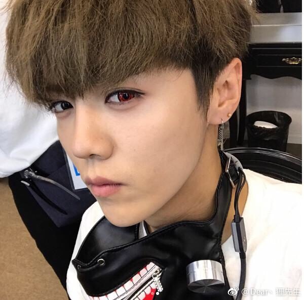 鹿晗终于更新自拍 戴红色美瞳扮二次元人物很妖异