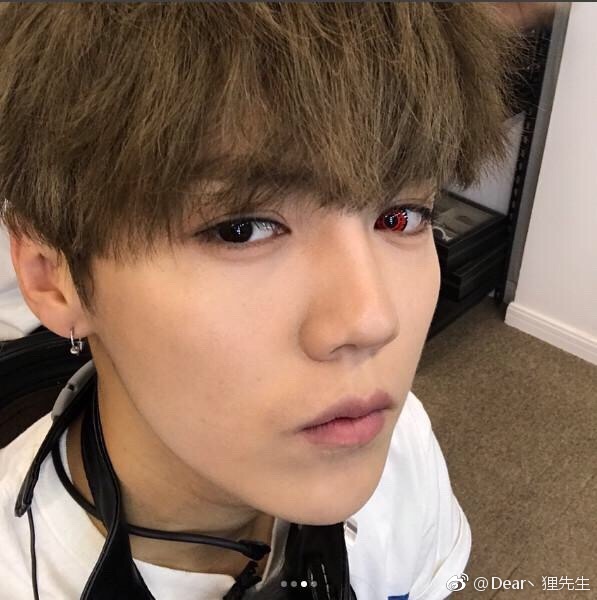 鹿晗终于更新自拍 戴红色美瞳扮二次元人物很妖异
