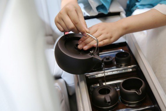 奔驰的 CES「黑科技」居然是……把茶道搬进车里