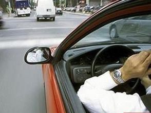 罚钱又坐牢！看看老外都怎么对付司机开车看手机的！