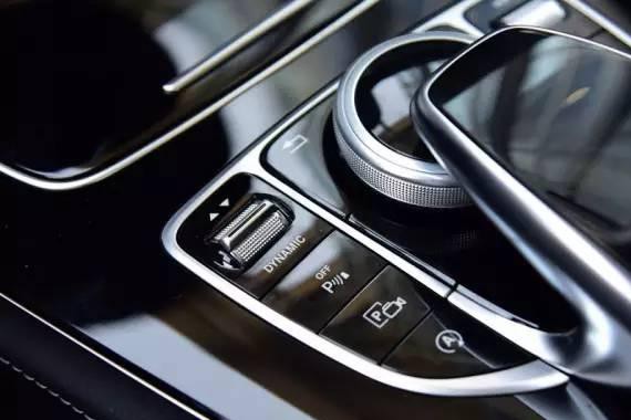 有了这些最智能车载系统，你能腾出手去摸姑娘大腿！