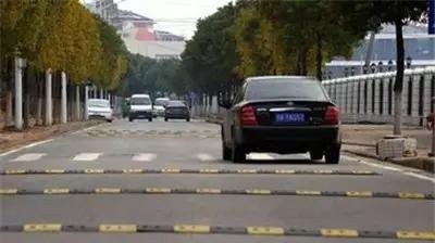 减速带正着过、斜着过，哪种舒服、哪种会伤车？