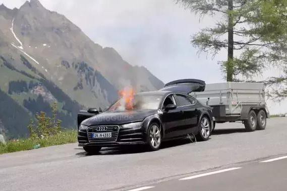 惨！新一代奥迪A7测试时突然起火 整车烧成废铁