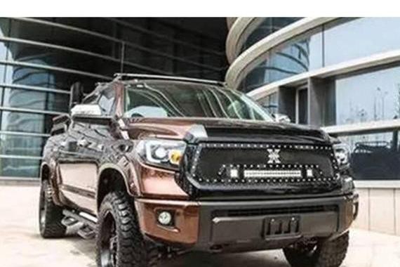 村长把他的丰田车改成这样，进城时交警都不敢拦