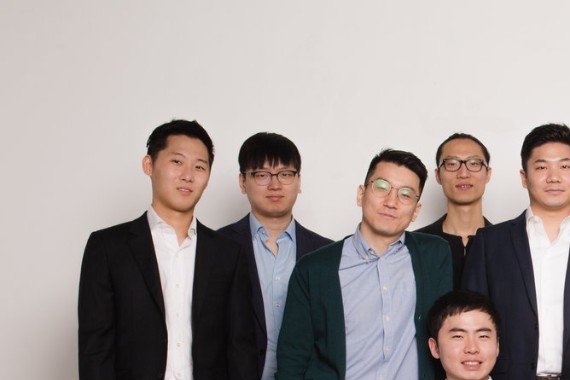 和解放的高中生一样，他们也愉快地毕业了