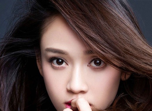 陈乔恩佩戴芬爵珠宝marry me钻戒拍摄时尚杂志大片