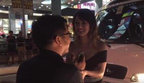 女车主追尾轿车，车主十分愤怒！女车主下车后，他笑了