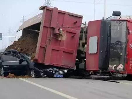 高速路上一定要注意！看到这种车有多远离多远！