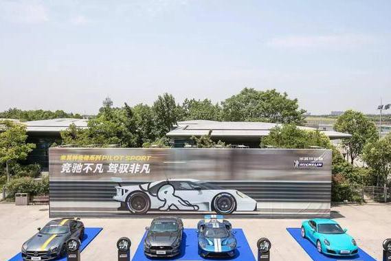 时速140km/h轻松过弯，原来全靠Ta