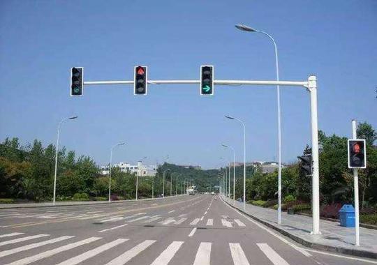 红绿灯路口，为什么右转也能被扣分罚款