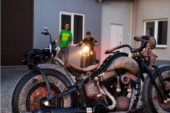 男子在车身上画画，其工艺品随后被一土豪买走