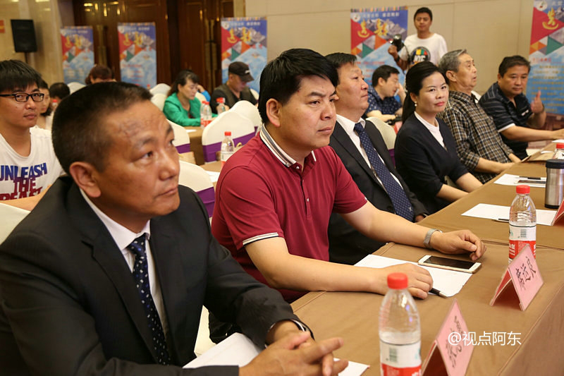 迭部县委常委,宣传部部长安玉海在介绍"三大节会"的情况