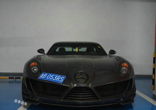 看灯是法拉利，全碳纤维超跑，国内有两辆，装牌费心