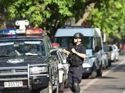 2017高考特警护驾车，曾经高档越野，如今无人问津